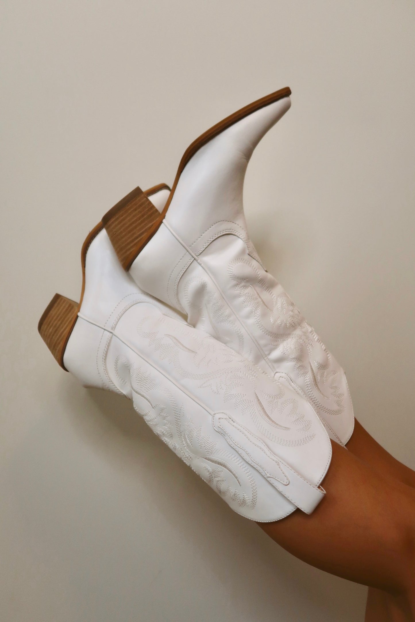 Cowgirl Casanova White Boots