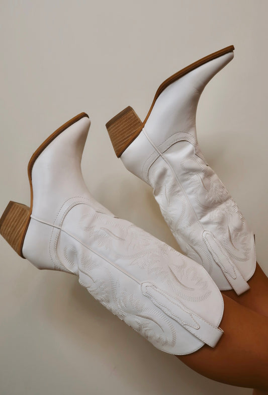 Cowgirl Casanova White Boots